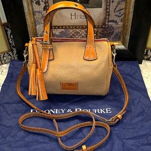 *NWOT* Dooney And Bourke Small Kendra Tan Pebbled Leather With British Tan Strap